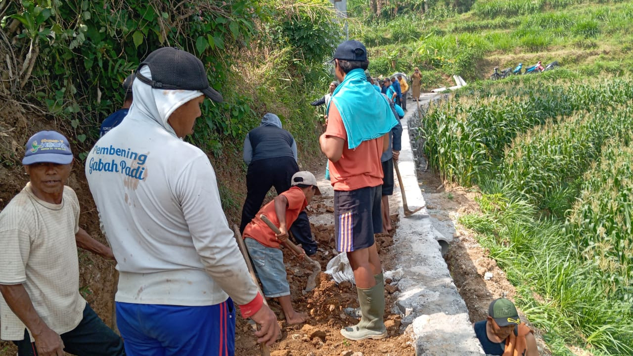 PEMBANGUNAN TALUD DAN RABAT JALAN MAKAM DUKUH BITING